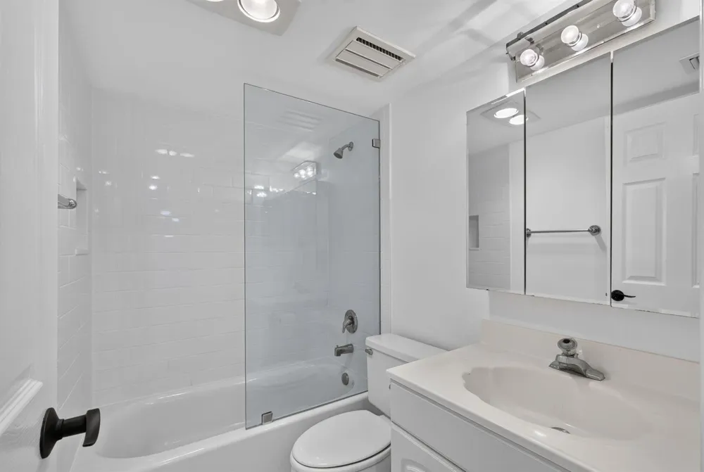 313 LAKE CIRCLE #311 North Palm Beach, FL 33408