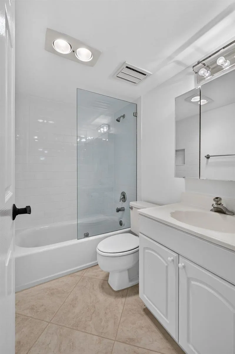 313 LAKE CIRCLE #311 North Palm Beach, FL 33408