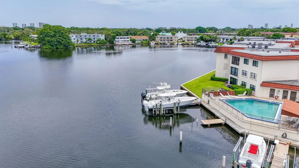 313 LAKE CIRCLE #311 North Palm Beach, FL 33408