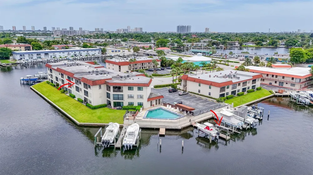 313 LAKE CIRCLE #311 North Palm Beach, FL 33408