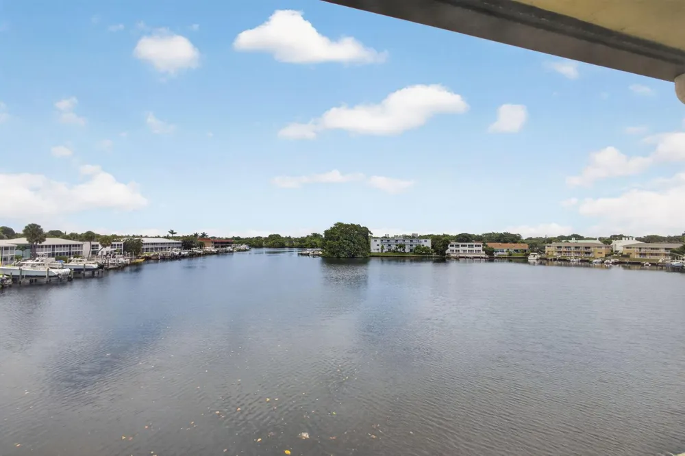 313 LAKE CIRCLE #311 North Palm Beach, FL 33408