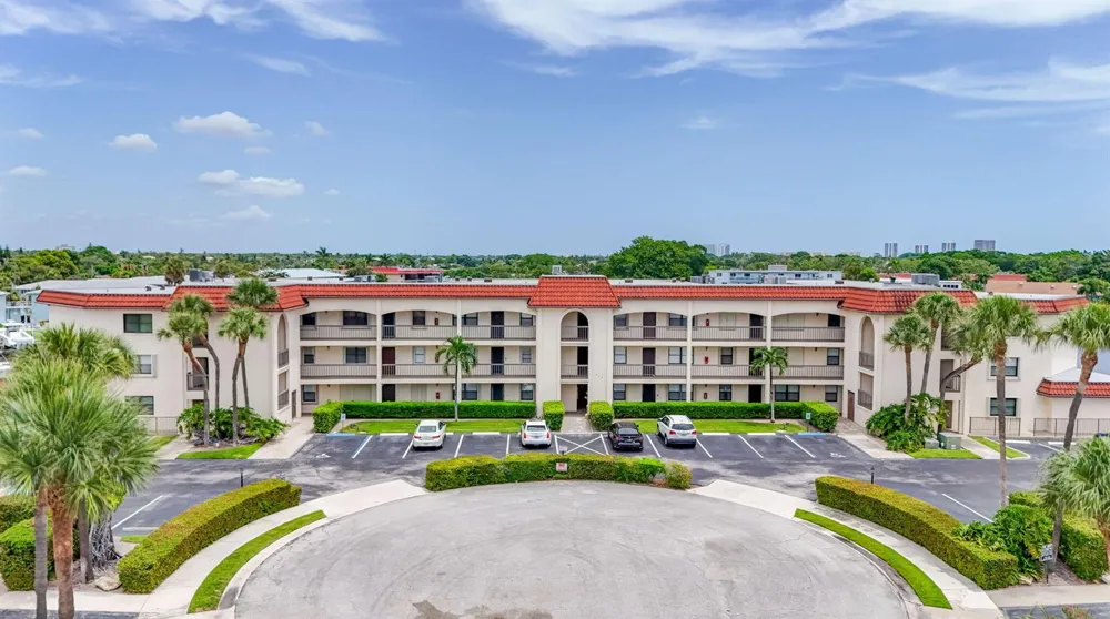 313 LAKE CIRCLE #311 North Palm Beach, FL 33408