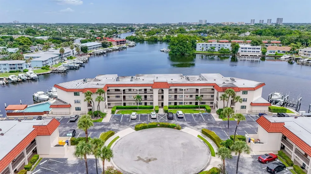 313 LAKE CIRCLE #311 North Palm Beach, FL 33408