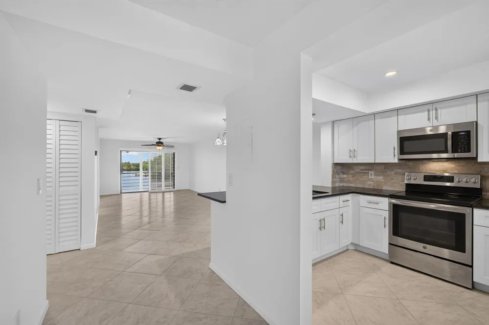 313 LAKE CIRCLE #311 North Palm Beach, FL 33408