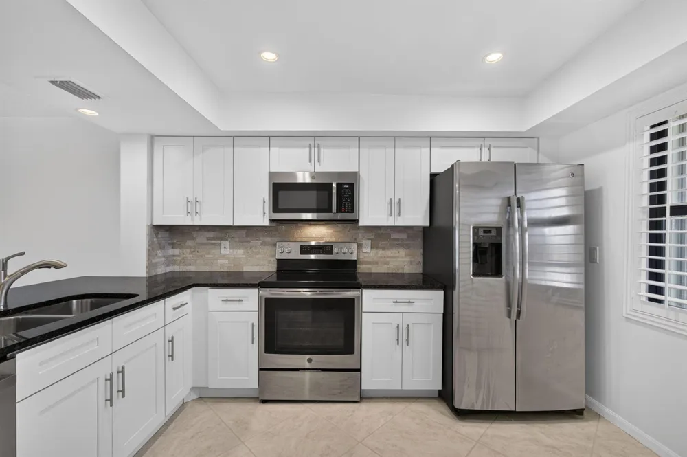 313 LAKE CIRCLE #311 North Palm Beach, FL 33408