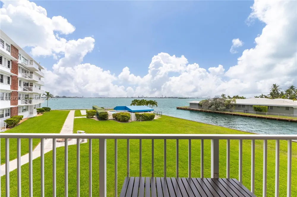 1700 NE 105th St #214 Miami Shores, FL 33138