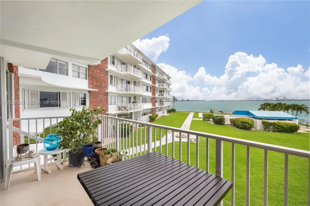 1700 NE 105th St #214 Miami Shores, FL 33138