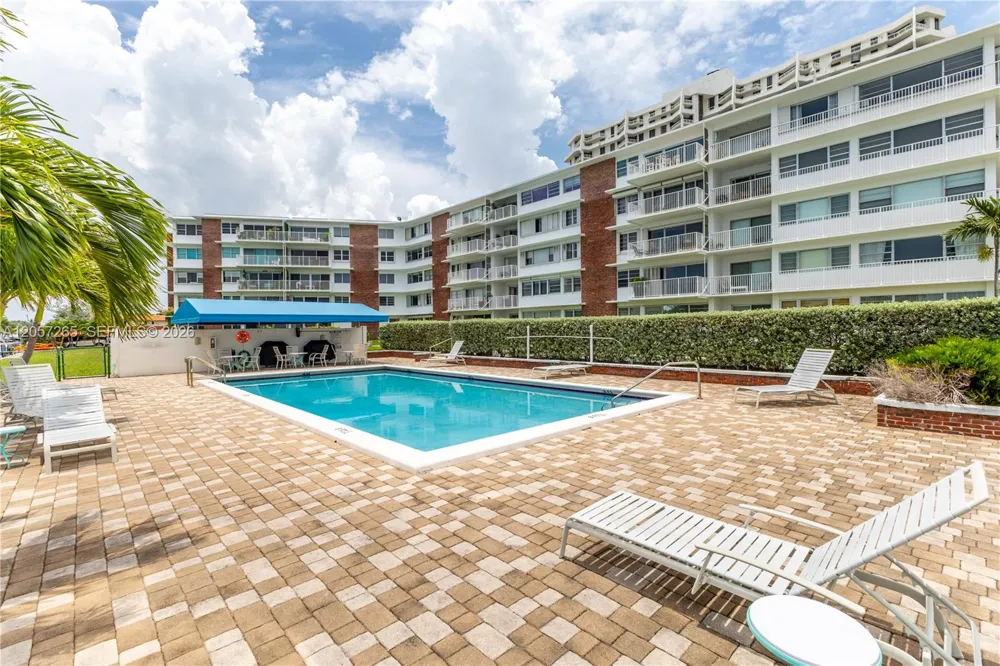 1700 NE 105th St #214 Miami Shores, FL 33138