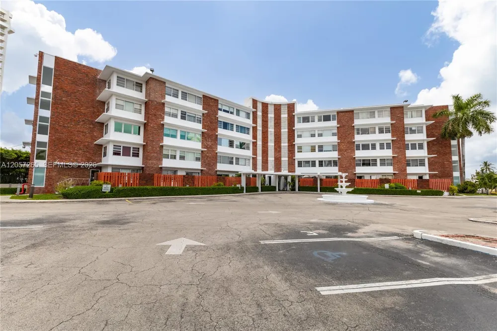 1700 NE 105th St #214 Miami Shores, FL 33138