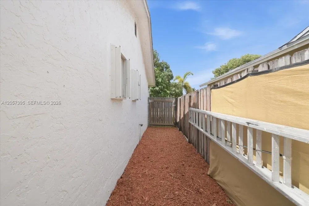 10960 NW 21st St Sunrise, FL 33322