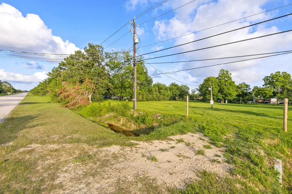 906 E Archer Road Baytown, TX 77521
