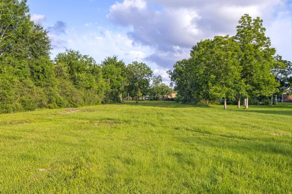 906 E Archer Road Baytown, TX 77521