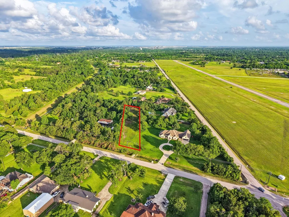 906 E Archer Road Baytown, TX 77521