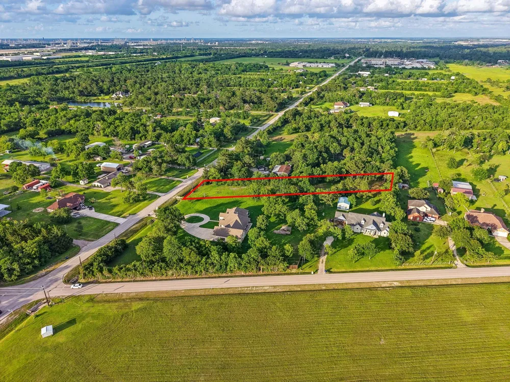 906 E Archer Road Baytown, TX 77521