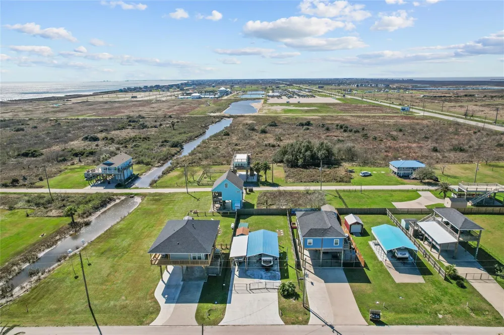 957 S Tinkle Lane Crystal Beach, TX 77650