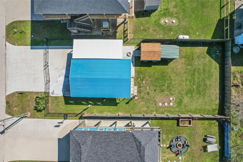957 S Tinkle Lane Crystal Beach, TX 77650