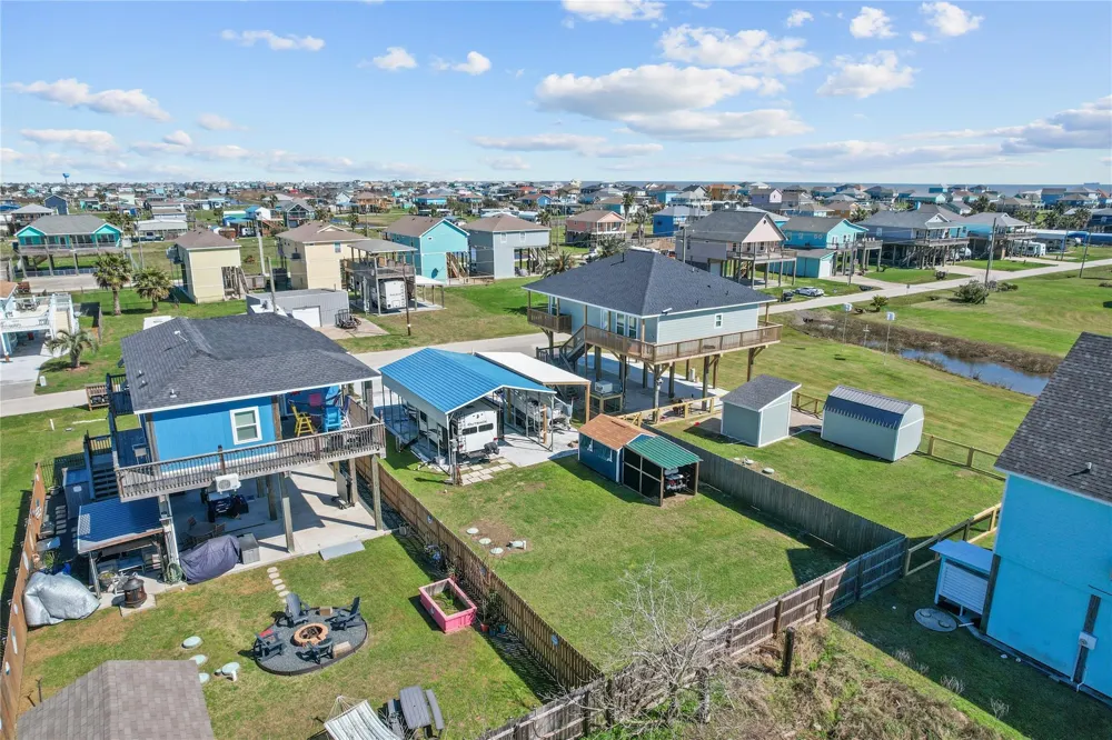 957 S Tinkle Lane Crystal Beach, TX 77650