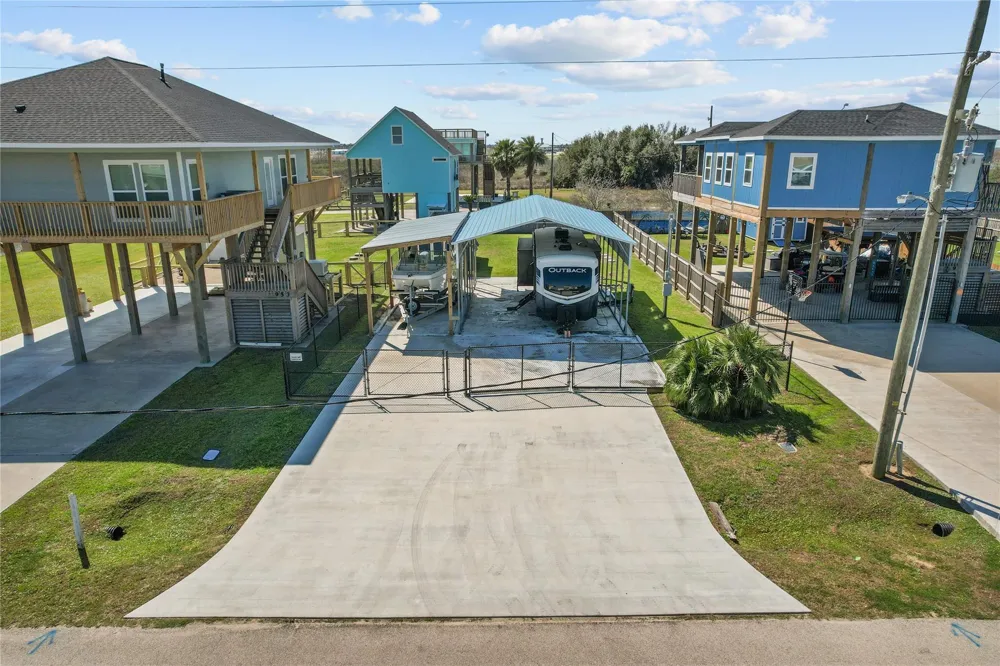 957 S Tinkle Lane Crystal Beach, TX 77650