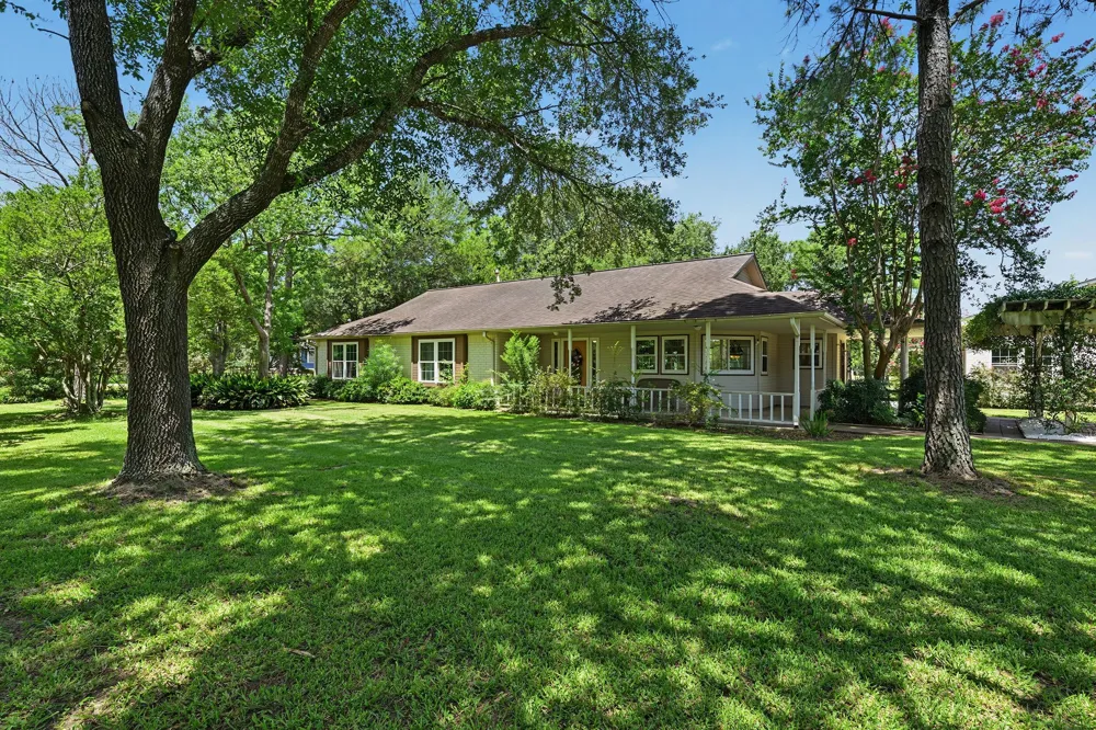 424 Middleton Street Bacliff, TX 77518