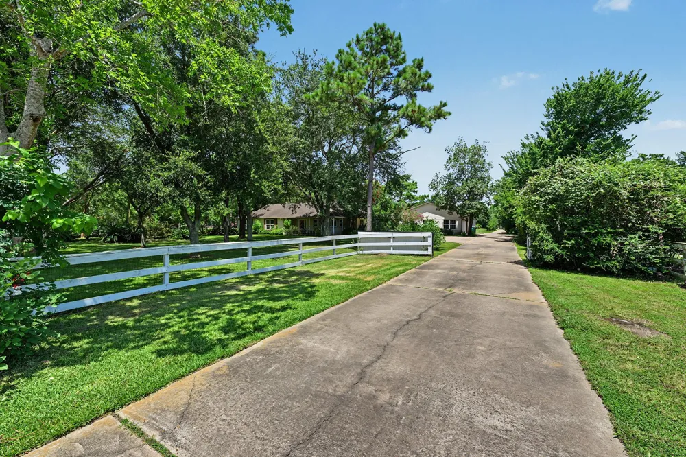 424 Middleton Street Bacliff, TX 77518