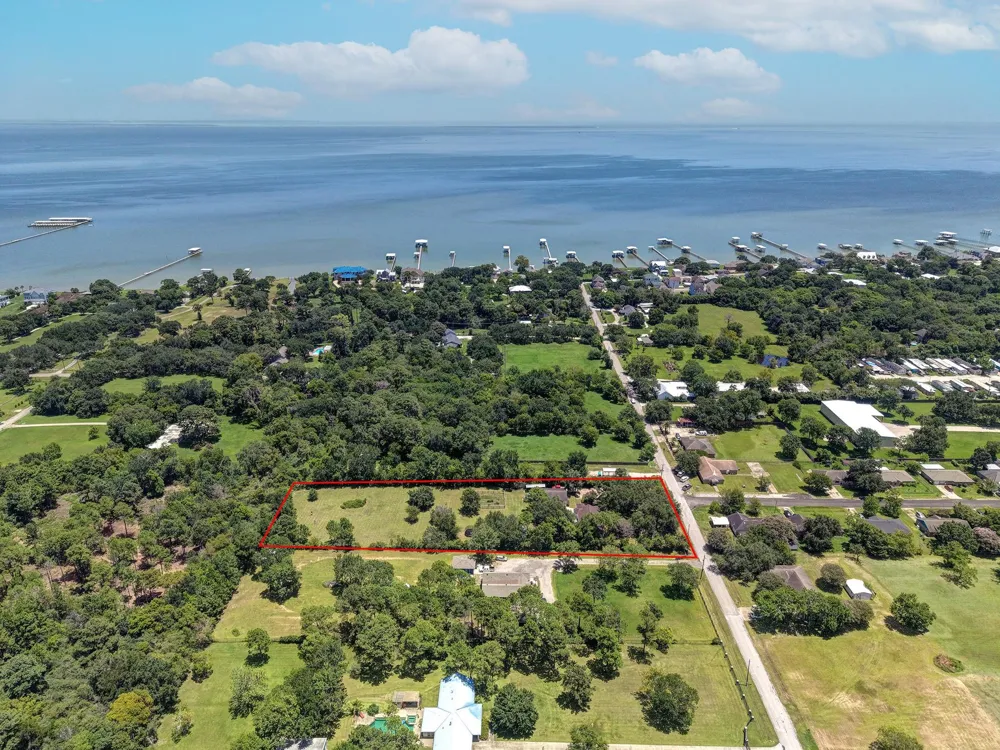 424 Middleton Street Bacliff, TX 77518