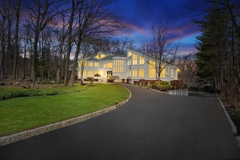 817 SHORE DR