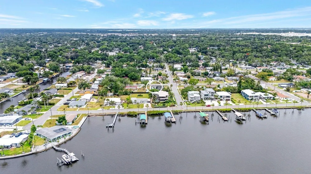 2009 1ST AVENUE E #B Bradenton, FL 34208