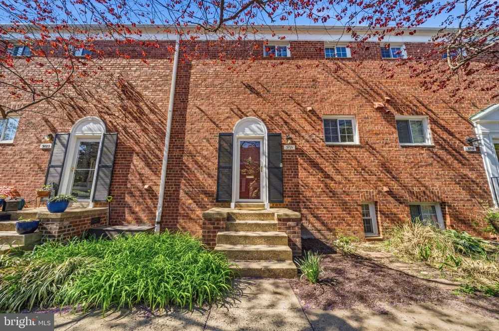 3721 LYONS LANE Alexandria, VA 22302