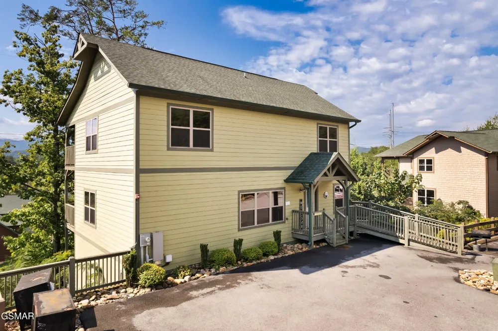 1129 Cove Falls Way Pigeon Forge, TN 37863