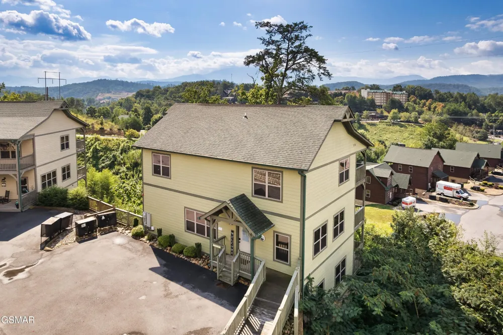 1129 Cove Falls Way Pigeon Forge, TN 37863