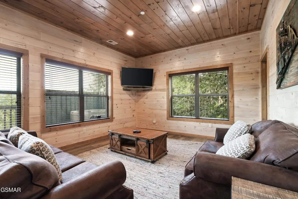 1129 Cove Falls Way Pigeon Forge, TN 37863