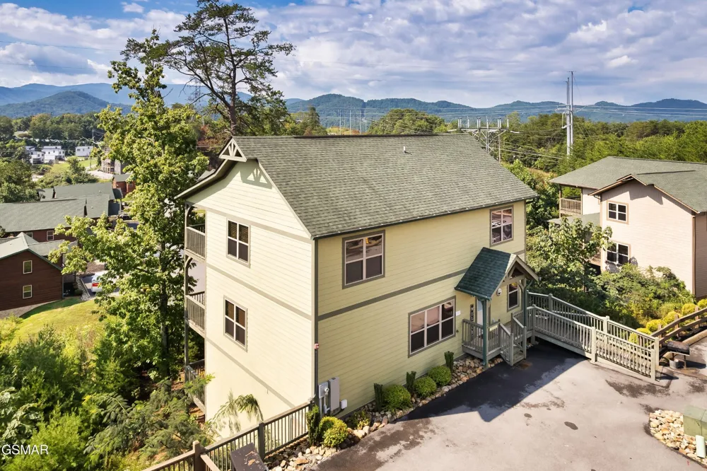 1129 Cove Falls Way Pigeon Forge, TN 37863