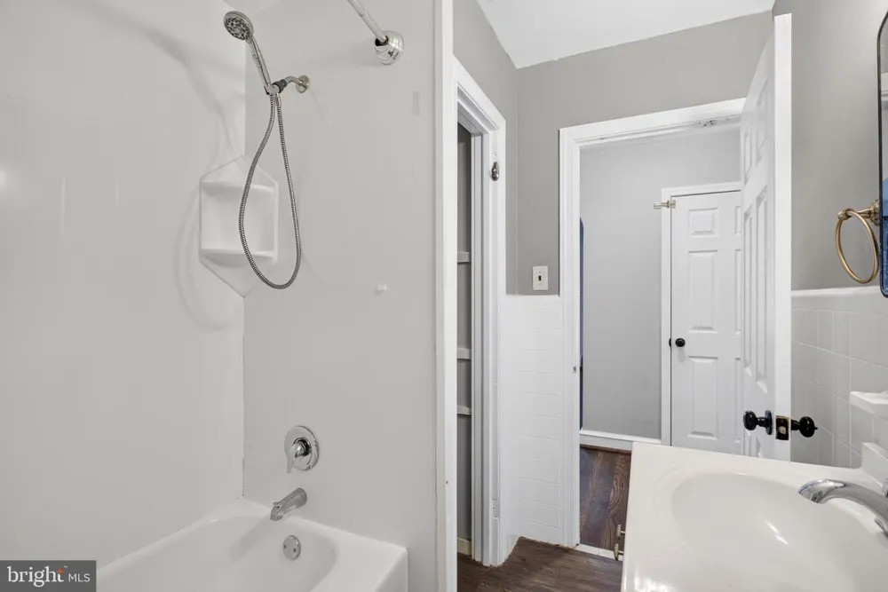 919 HARTEL AVENUE Philadelphia, PA 19111