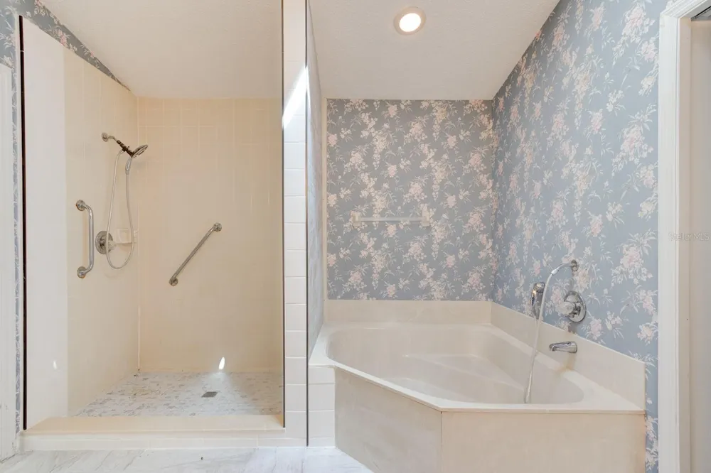 317 GLENBRIAR CIRCLE Daytona Beach, FL 32114