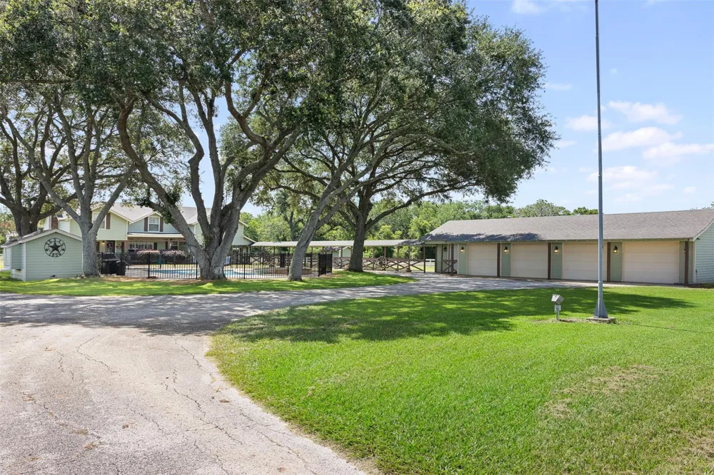 6541 Eagle Nest Acres Drive Wallis, TX 77485