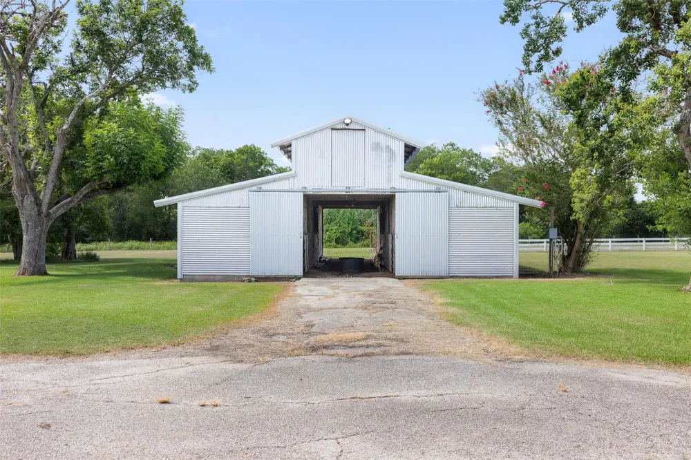 6541 Eagle Nest Acres Drive Wallis, TX 77485