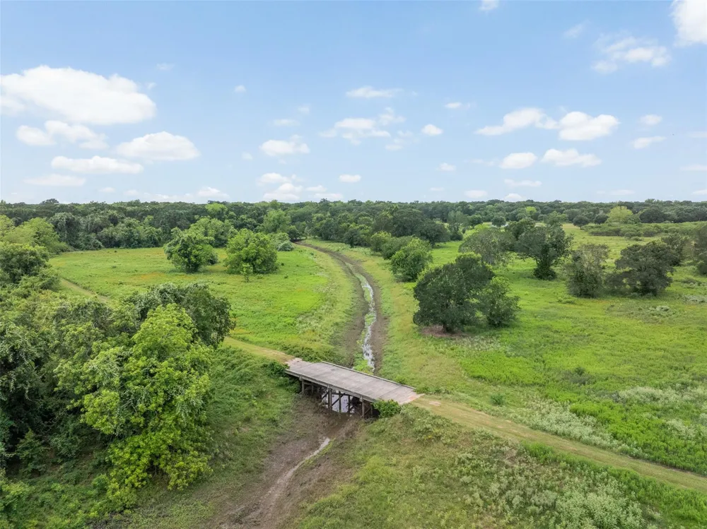 6541 Eagle Nest Acres Drive Wallis, TX 77485