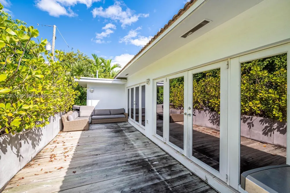 9520 E Broadview Dr Bay Harbor Islands, FL 33154
