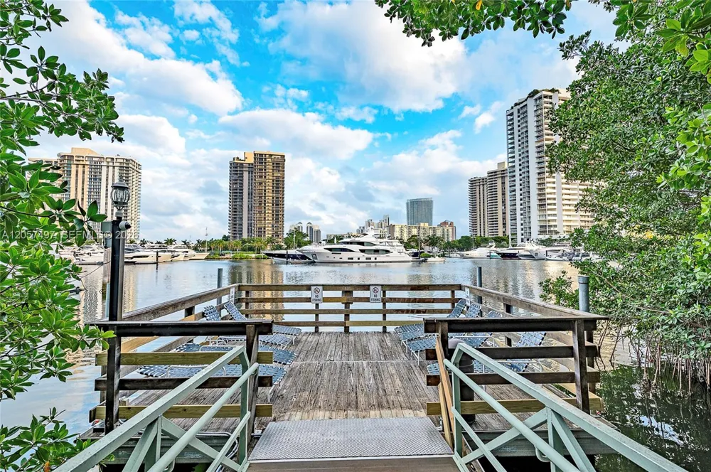 19501 E Country Club Dr #9101 Aventura, FL 33180