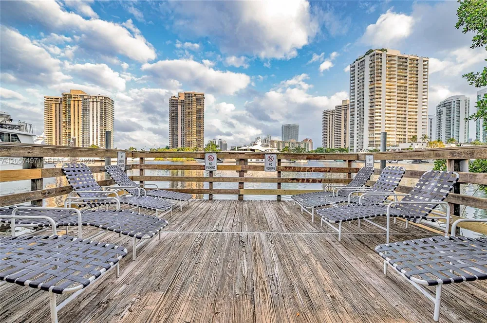 19501 E Country Club Dr #9101 Aventura, FL 33180