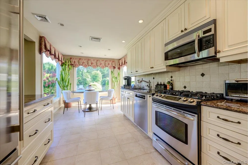 6 Geoffrey Lane Hewlett, NY 11557
