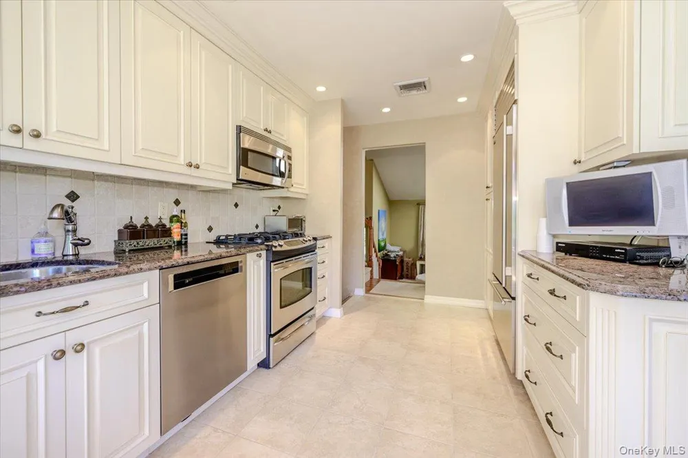 6 Geoffrey Lane Hewlett, NY 11557