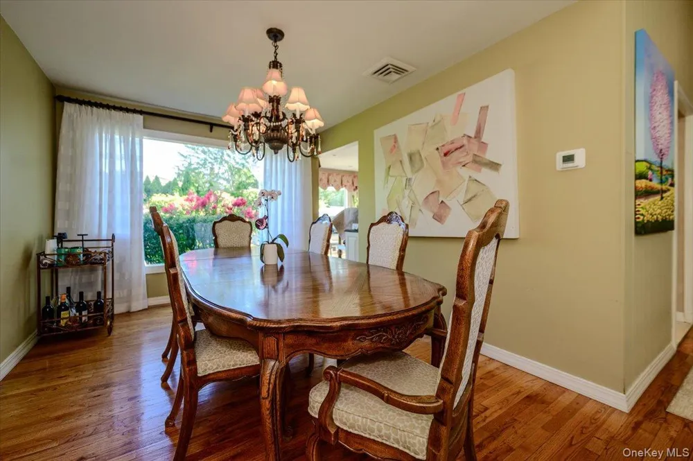 6 Geoffrey Lane Hewlett, NY 11557