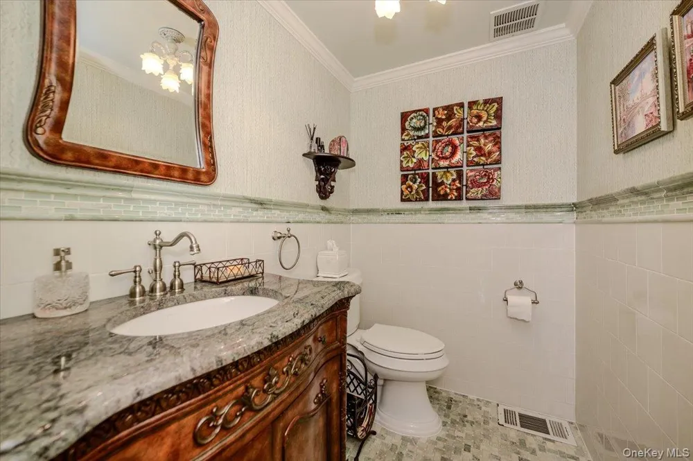 6 Geoffrey Lane Hewlett, NY 11557
