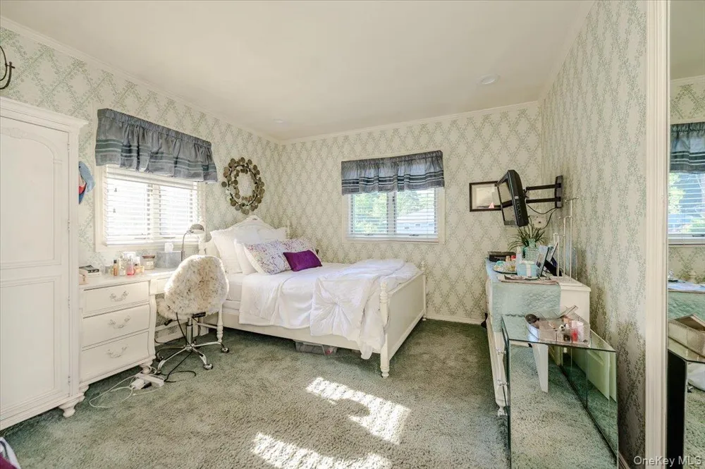 6 Geoffrey Lane Hewlett, NY 11557