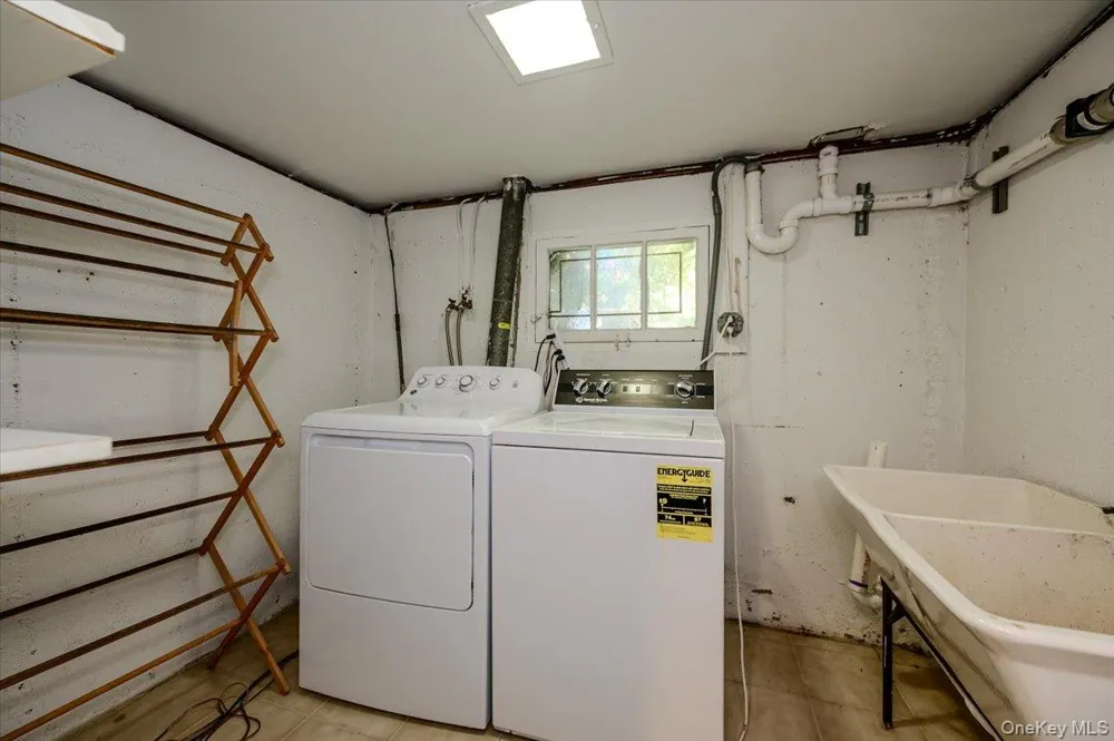 6 Geoffrey Lane Hewlett, NY 11557