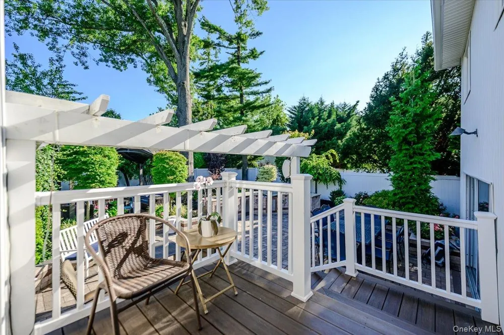 6 Geoffrey Lane Hewlett, NY 11557