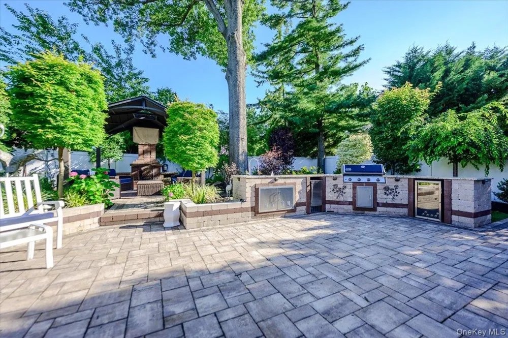 6 Geoffrey Lane Hewlett, NY 11557