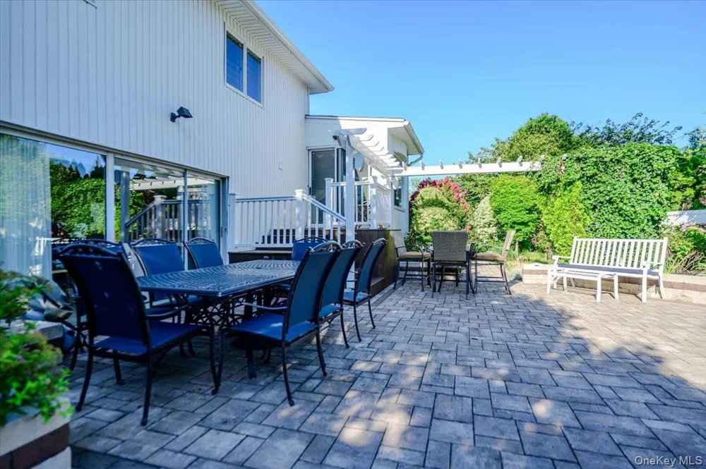 6 Geoffrey Lane Hewlett, NY 11557