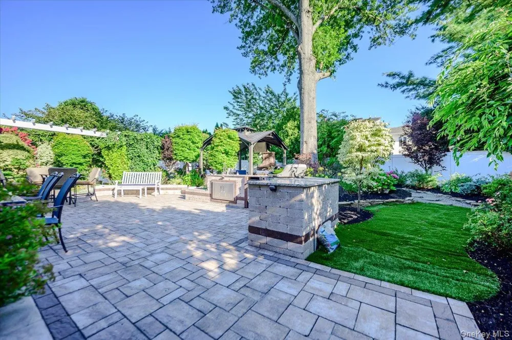 6 Geoffrey Lane Hewlett, NY 11557